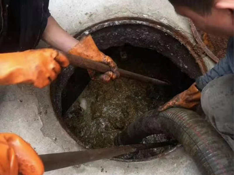 开平清理化粪池时如何避免沼气的危害?